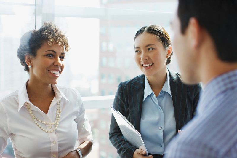 Grupo de profesionales conversando